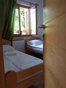 萨拉热窝ABAGuesthouse的小房间设有两张床和窗户