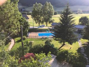梅奥德尔普拉瑞酒店的享有带游泳池和树木的房屋的空中景致