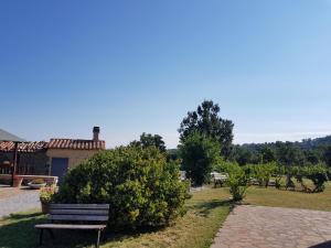 塞吉阿诺Agriturismo Le Casaline的建筑前带长凳的公园