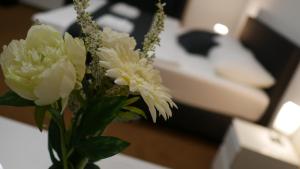 特热邦白小马酒店的花瓶,上面有白色的花朵