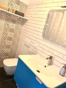 科佩尔Seaview Apartment的浴室配有白色水槽和卫生间。