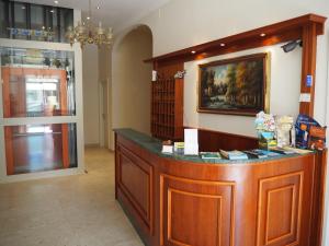 蒂勒尼亚Residence Hotel Vittoria的一间有木柜台的商店