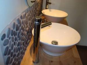 博讷LB艾特LB酒店的浴室配有白色水槽和卫生间。
