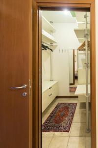 里米尼Appartamento Viserba mare/fiera的通往带衣柜的房间的敞开门