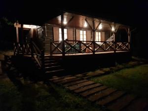 Nowy GajNad Lipcykiem的夜间带灯的小木屋