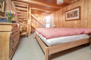 HuttwilBnB DeHeimelig的一间卧室设有一张床和木墙