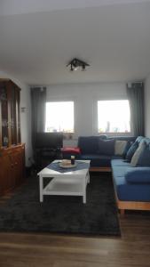黑尔戈兰岛Ferienwohnung Ol Komede Wai 12c的带沙发和咖啡桌的客厅