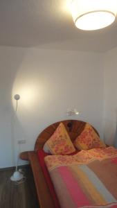 黑尔戈兰岛Ferienwohnung Ol Komede Wai 12c的一间卧室配有一张带木制床头板的床