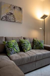 卡利亚里La Casa nel Corso的客厅配有带枕头的沙发。