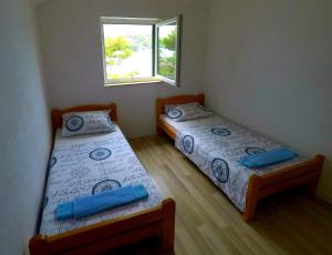 苏曼婷Tonka的小型客房 - 带2张床和窗户