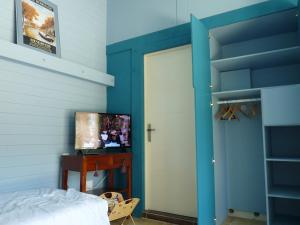 埃瑞兹Sous les chênes, en Provence的一间卧室设有一张床和蓝色的墙壁