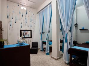 塔斯科·德·阿拉尔孔艾瓜艾斯克昂迪达酒店的一间蓝色窗帘的房间和一间配有一张床的卧室