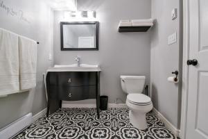 惠灵顿乡村套房公寓的白色的浴室设有水槽和卫生间。