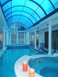 加拉塔斯阿卡迪亚套房酒店及水疗中心的一座拥有蓝色天花板的大型游泳池