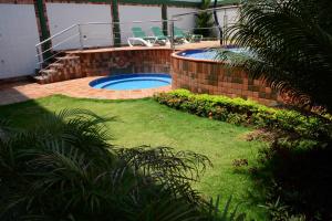 阿劳卡Gran Hotel Internacional Sanbara的后院设有游泳池和庭院