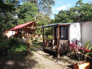 托比亚TierraViva的一座小小屋,位于带建筑的庭院内