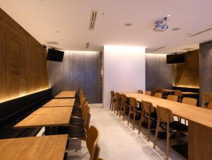京都京都维格国际酒店 - 四条乌丸的用餐室配有木桌和椅子