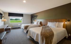 托里红沙酒店的酒店客房设有两张床和窗户。