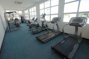 米里Bay Resort Condominium的健身房设有跑步机和椭圆机