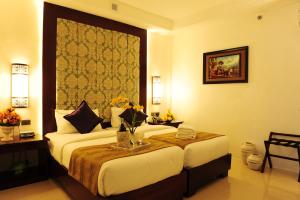 长滩岛长滩岛夏季宫殿酒店的酒店客房设有两张床和一张桌子。
