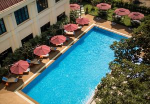 仰光玫瑰花园酒店的享有带遮阳伞的游泳池的顶部景致
