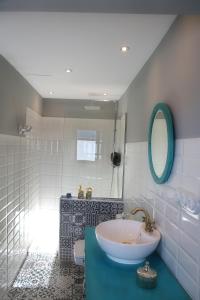 拉斯普纳El Capricho de Nieves的浴室配有盥洗盆、镜子和浴缸