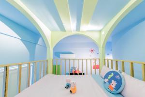 小琉球岛幸福小儿所的儿童间,配有一张位于婴儿床的床铺