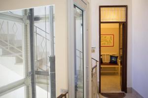 特拉帕尼维托利奥广场住宿加早餐旅馆的玻璃门通向带镜子的走廊