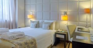 阿尔科巴萨阿尔科巴萨约尔酒店及Spa中心的酒店客房配有一张床、一把椅子和一张书桌