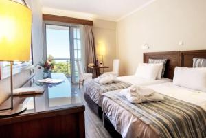 克里皮吉亚历山大海滩酒店的酒店客房,配有两张带毛巾的床