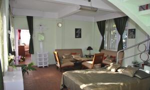 大吉岭Misty Views- Susama Villa的一间卧室设有一张床和一间客厅。