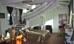 大吉岭Misty Views- Susama Villa的一间卧室设有一张床和一个螺旋楼梯
