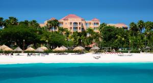 棕榈滩迪威村高尔夫和海滩度假酒店的海滩上的度假村,提供遮阳伞和水
