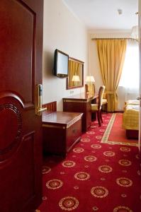 华沙假日公园酒店的酒店客房设有一间带一张床和一扇门的卧室