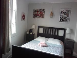 翁弗勒尔艾克斯博托酒店的一间卧室配有一张粉红色玩具的床