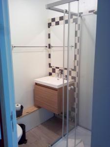 翁弗勒尔艾克斯博托酒店的一间带水槽和淋浴的浴室
