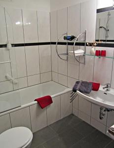 巴特海尔布伦兆博卡比奈特旅馆的带浴缸、卫生间和盥洗盆的浴室