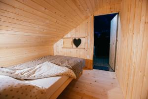 拉多夫吉卡Alp Glamping Village的木制客房内的一间卧室,配有一张床