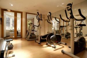 巴黎杰内若酒店的健身房设有数台跑步机和健身自行车