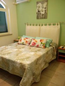 阿普里利亚Agriturismo "Lo zafferano"的一间卧室配有一张带两个枕头的床