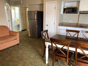 威尔伍德克拉斯特比斯坎家庭度假酒店的客厅配有桌子和冰箱