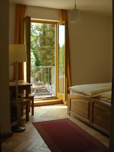 魏玛Bio Hotel Kipperquelle的一间卧室设有一张床和一个大窗户