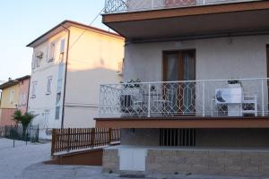 西维尔诺瓦·马尔凯Dimora dei Sogni的带有白色栏杆的房屋阳台