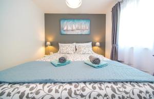 斯顿Apartmani Ponta的一间卧室配有一张床,上面有两条毛巾