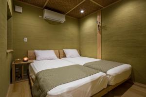 京都Kusamakura Kyoto Kawaramachi的一间卧室,卧室内配有一张大床