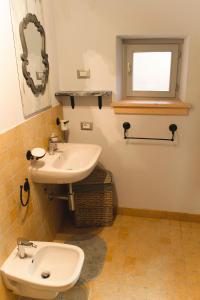 普雷达佐Appartamento Bosco Fontana a Predazzo的一间带水槽和卫生间的浴室