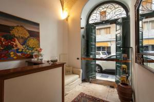 巴里左狄雅库斯公寓的走廊设有玻璃门,通往客厅