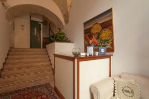巴里左狄雅库斯公寓的走廊上设有楼梯,配有沙发和绘画