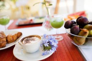 圣多米尼卡B&B Il Cavaliere Tropea的桌上放着一杯咖啡和一碗水果
