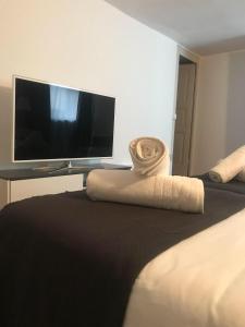 SomeoDonjon B&B e Ristorante的酒店客房,设有一张带平面电视的床铺。